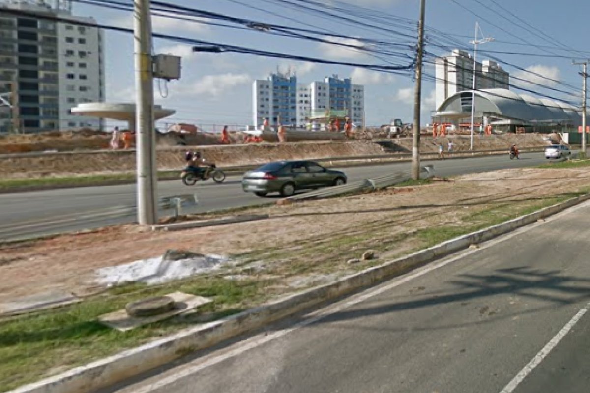 Corpo é encontrado dentro de um lago na Avenida Paralela