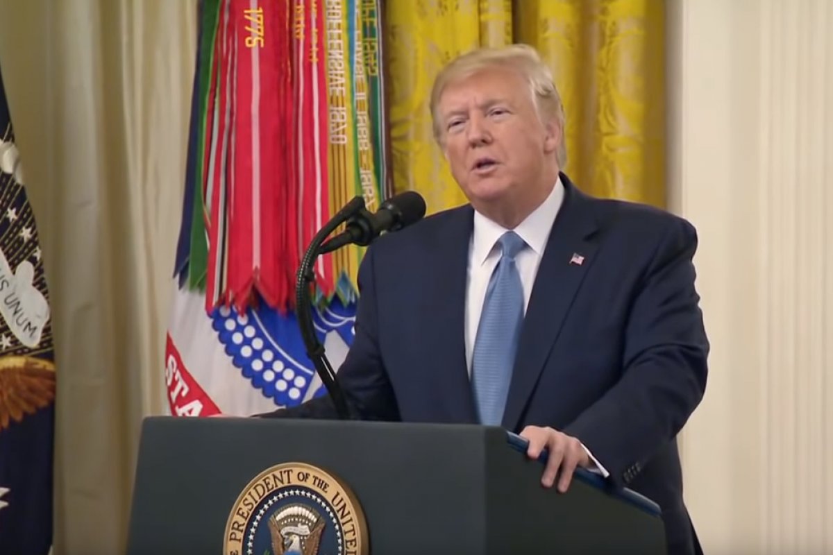 Câmara dos EUA aprova regras do processo de impeachment de Trump