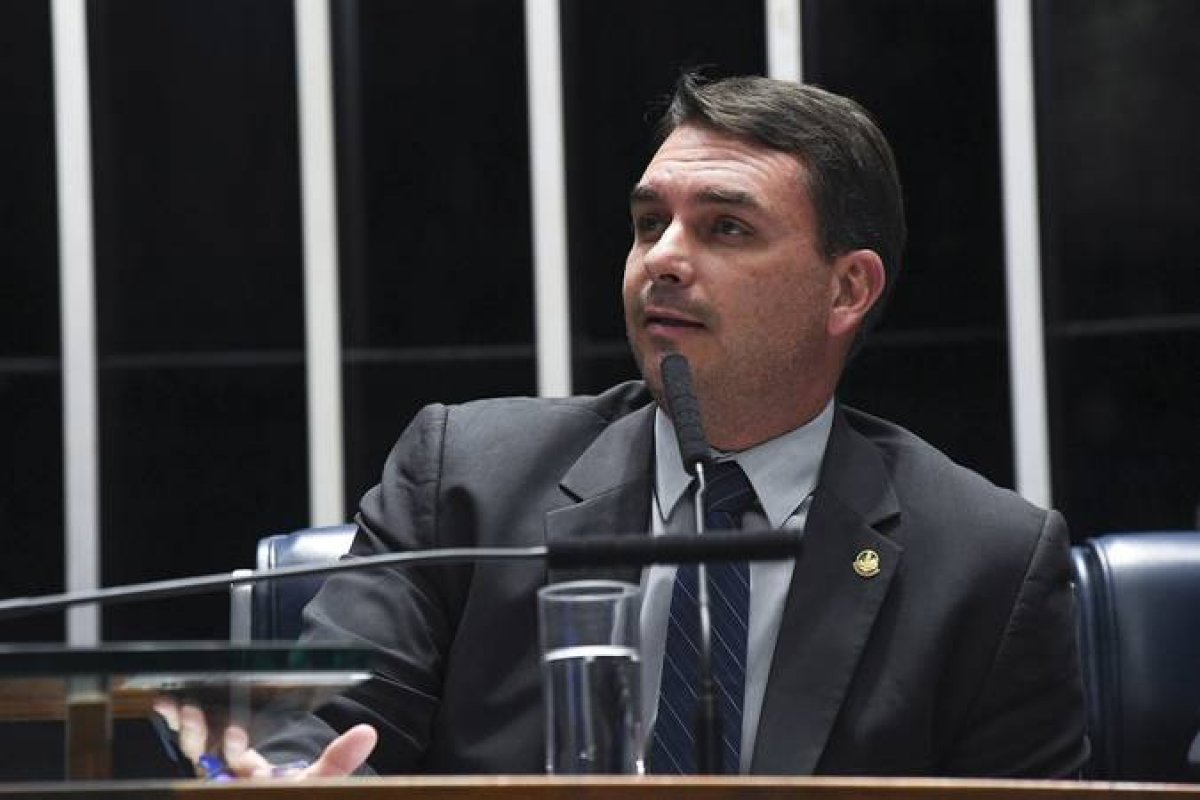 "Quem recebe Auxílio Brasil não passa fome" afirma Flávio Bolsonaro