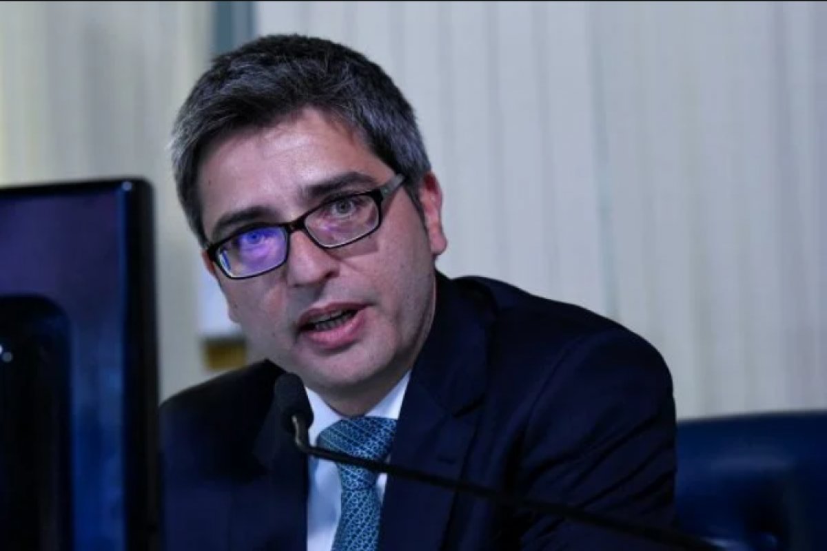 Líder do Governo anuncia que vai protocolar PEC que zera ICMS dos combustíveis