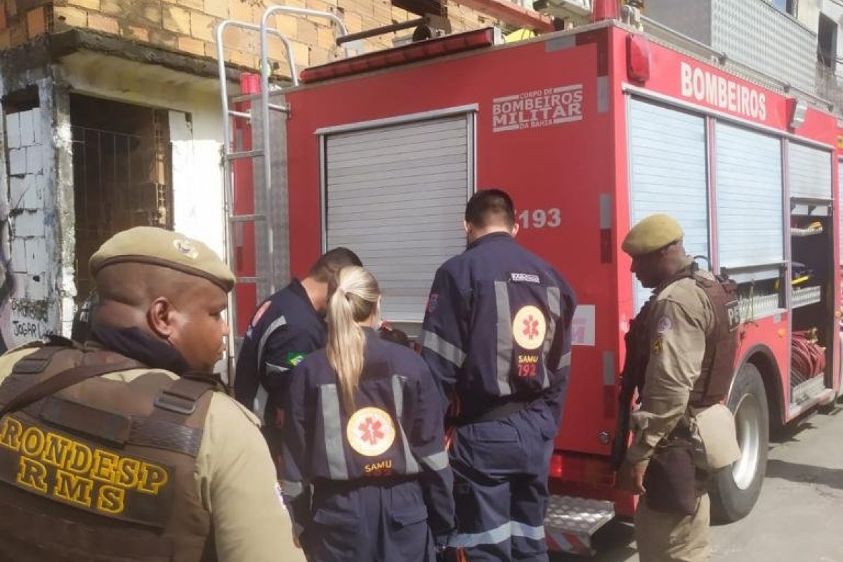 Homem ateia fogo na própria casa e precisa ser resgatado pela PM e por Bombeiros