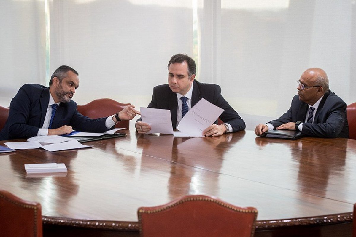 Presidente em exercício assina MP que altera normas de empresas estratégicas de defesa