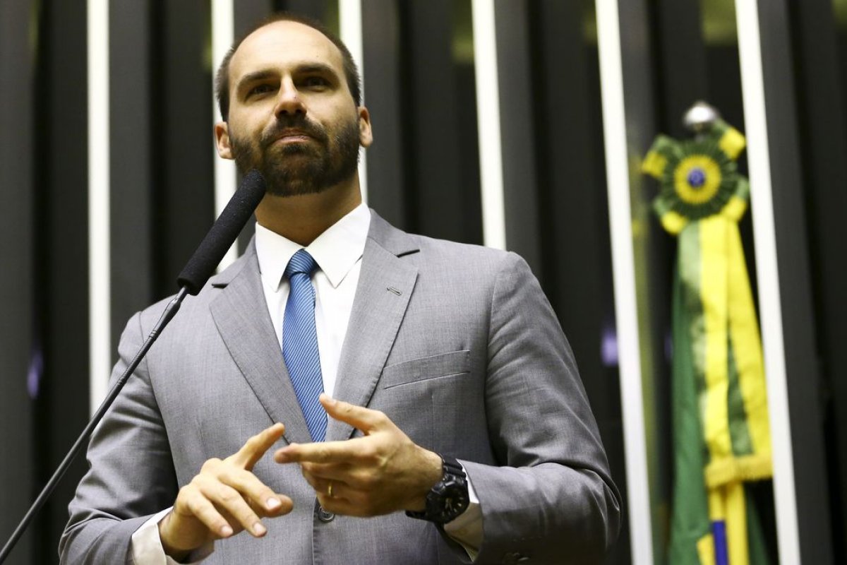 Comissão na Câmara aprova proposta de Eduardo Bolsonaro sobre publicidade de armas