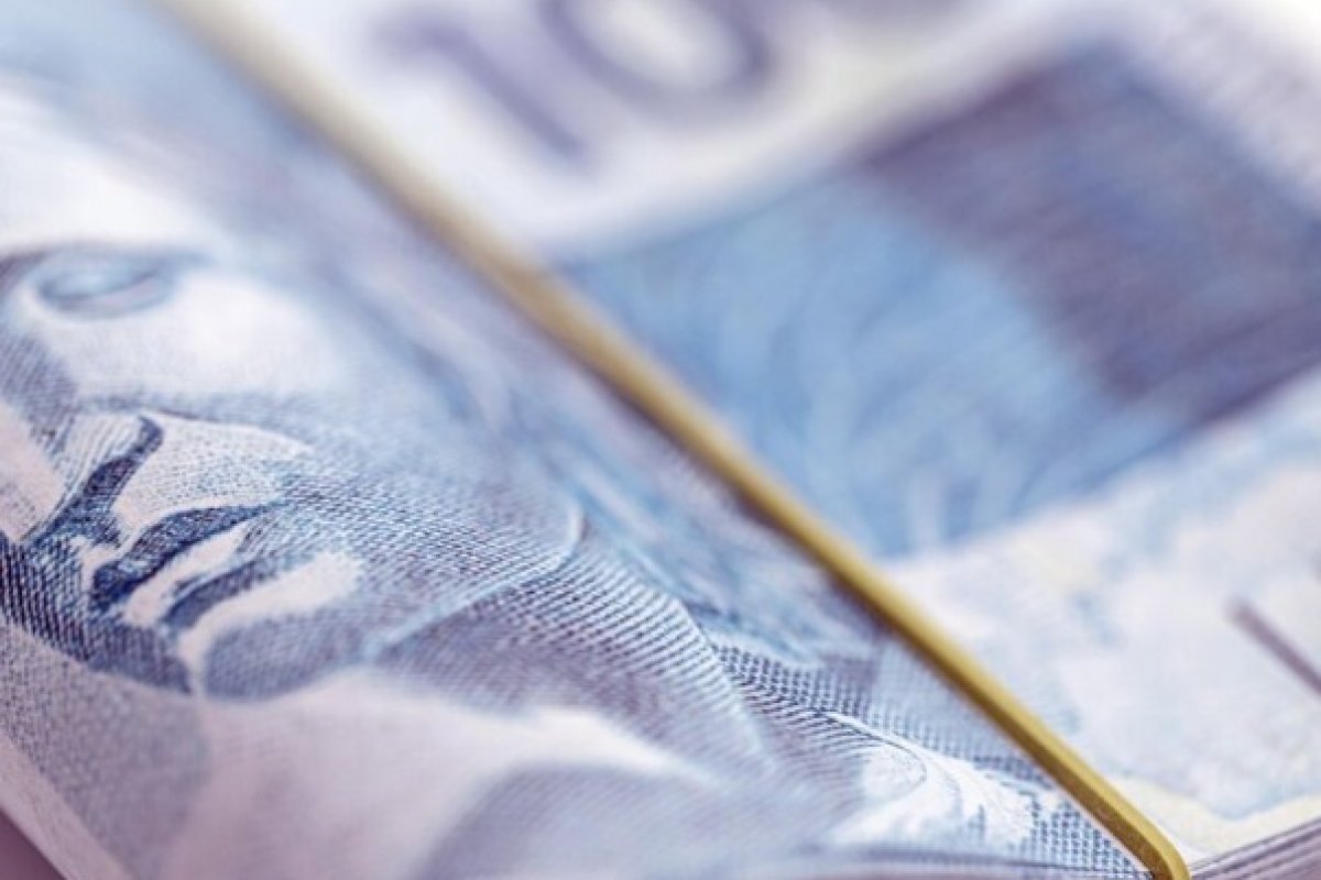 Rendimentos habituais médios dos brasileiros tem queda de 8,7%