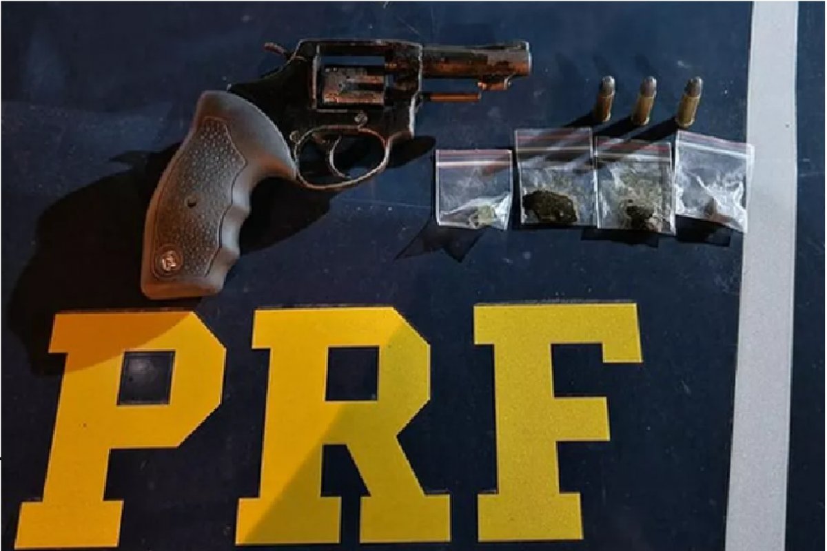 Mulher é presa com arma e porções de drogas escondidas em carro de aplicativo