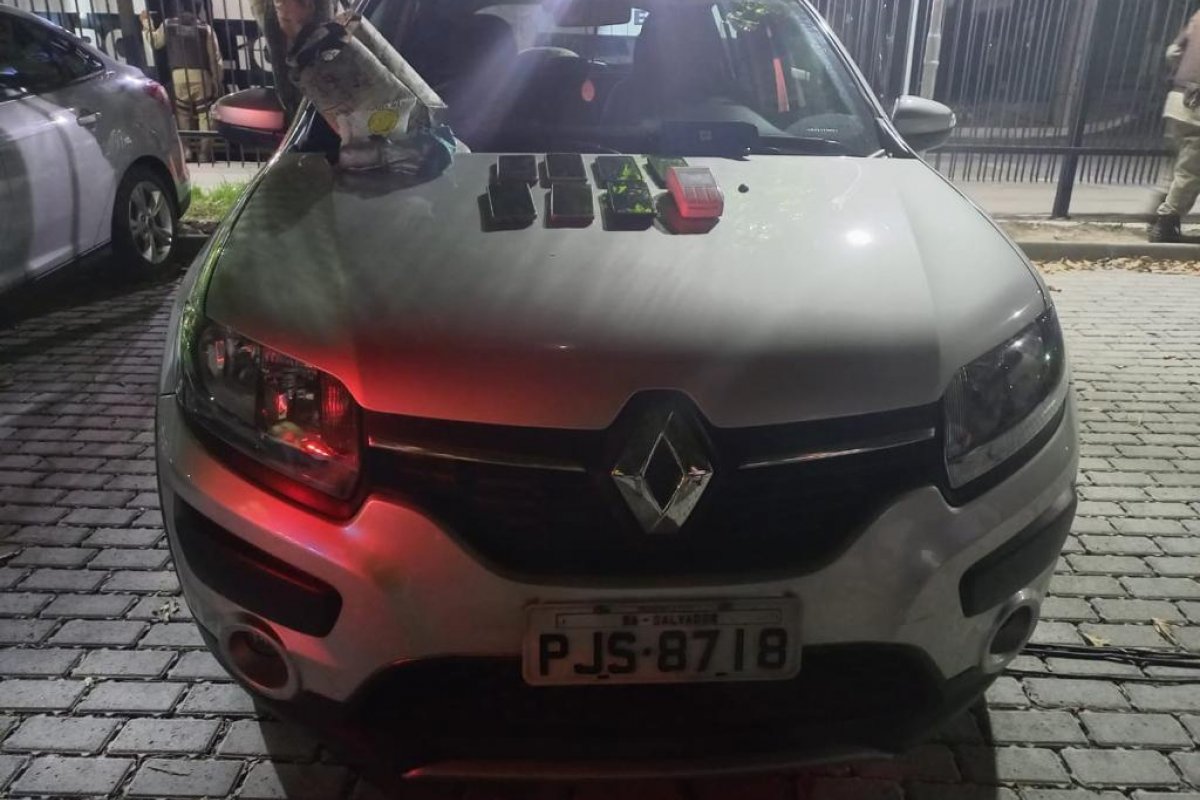 Carro utilizado para cometer assaltos em Camaçari é apreendido pela PM