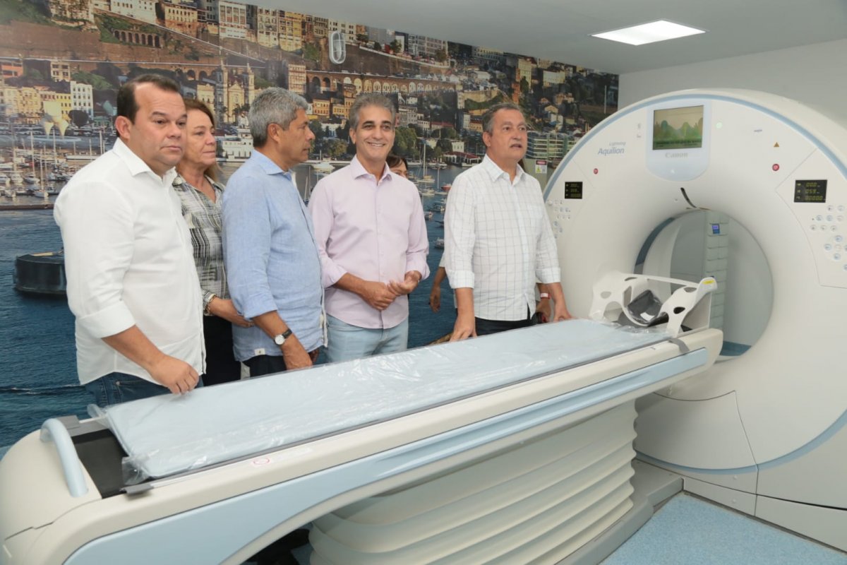 Rui inaugura policlínica no bairro de Narandiba, em Salvador