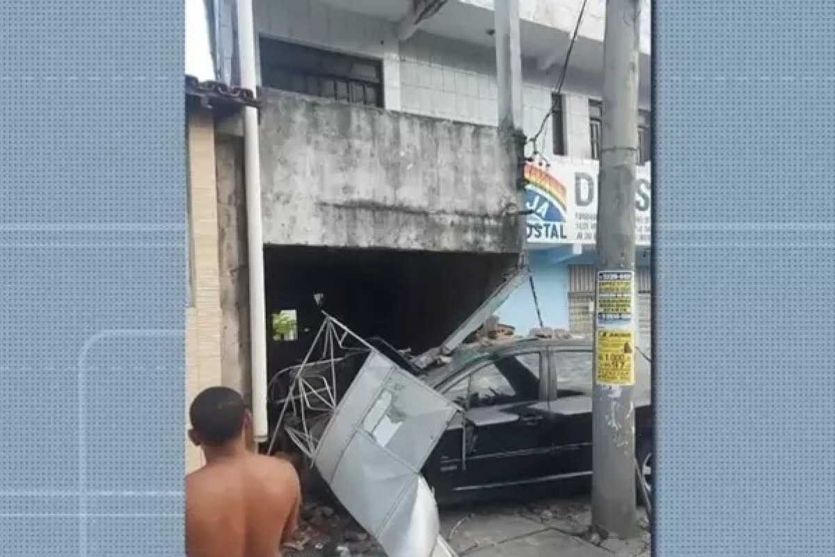 Carro desgovernado atinge a parede de uma casa no bairro de Coutos, em Salvador