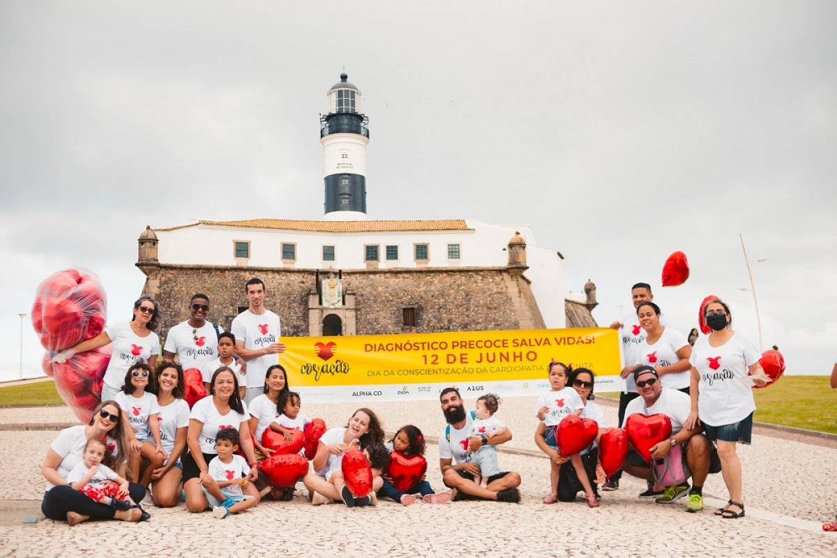 Farol da Barra fica repleto de mães em prol da conscientização sobre a cardiopatia infantil