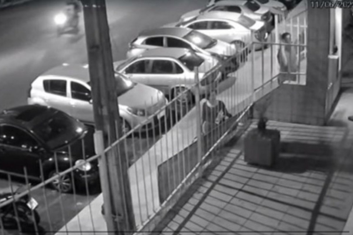 Jovem denuncia ter sofrido racismo e agressões de morador armado quando entrava em prédio em Salvador