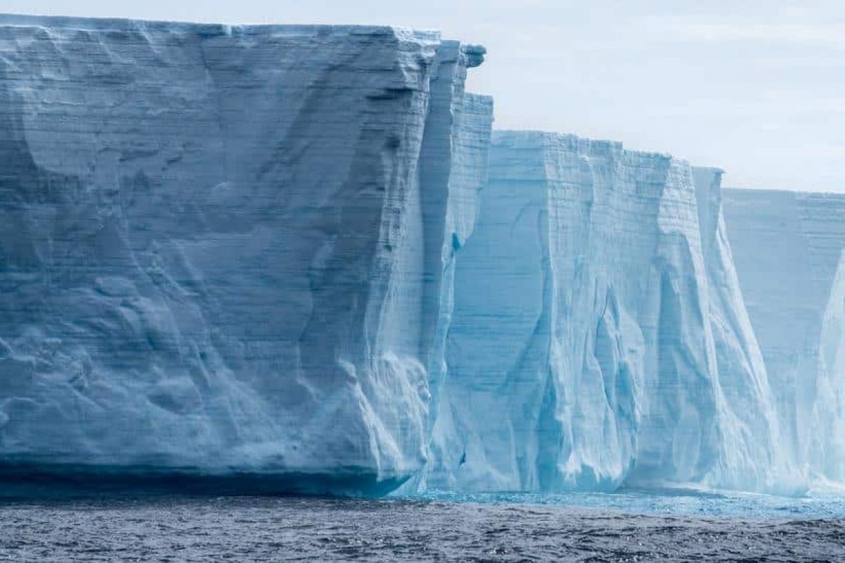 Calotas da Antártica podem estar apresentando taxa de derretimento recorde, aponta pesquisa