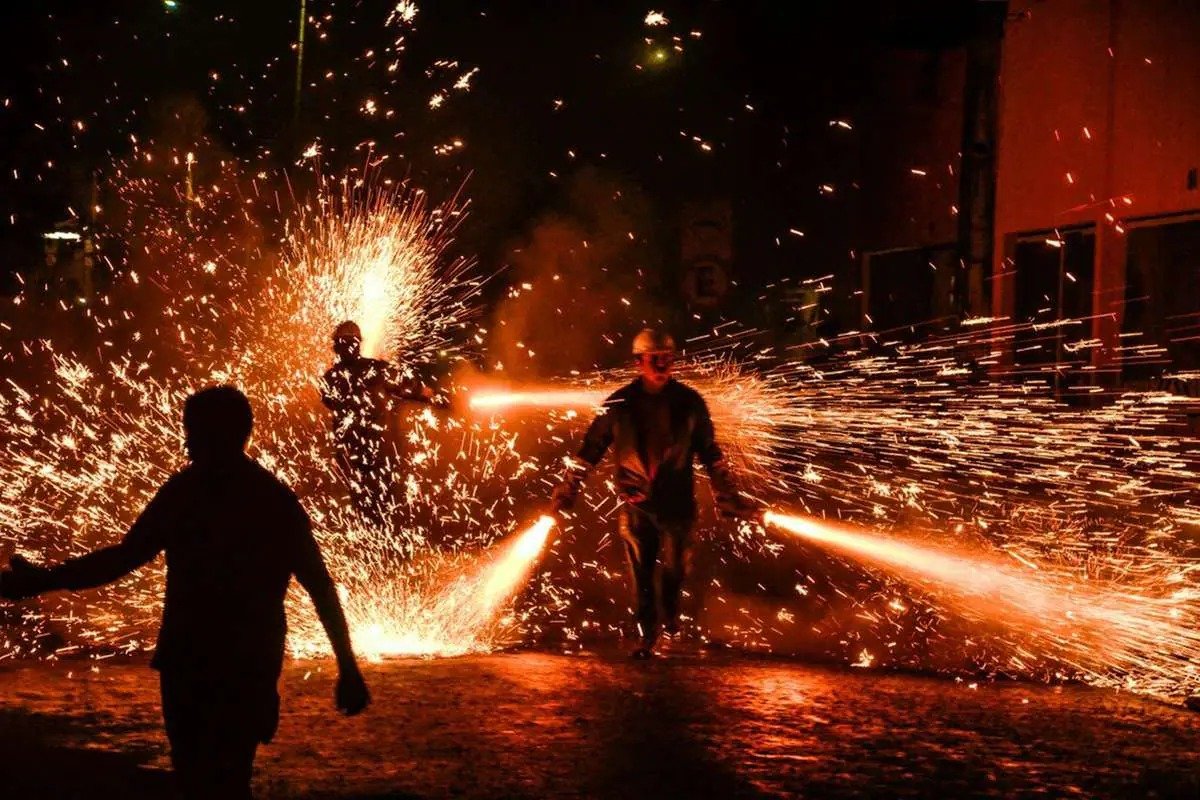 Criança sofre queimaduras graves ao ser atingida em 'guerra de espada' no município de Cruz das Almas