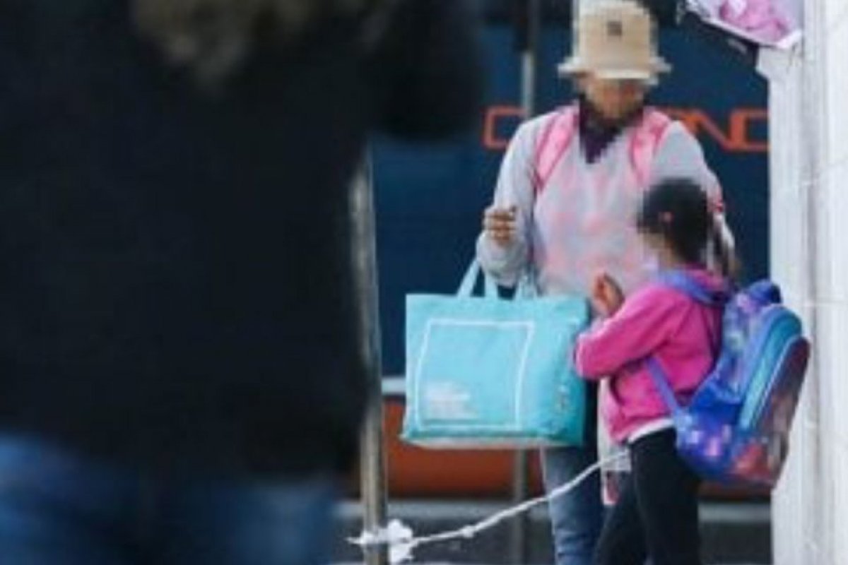 Mãe é flagrada amarrando filha em placa para vender pipoca em semáforo do DF