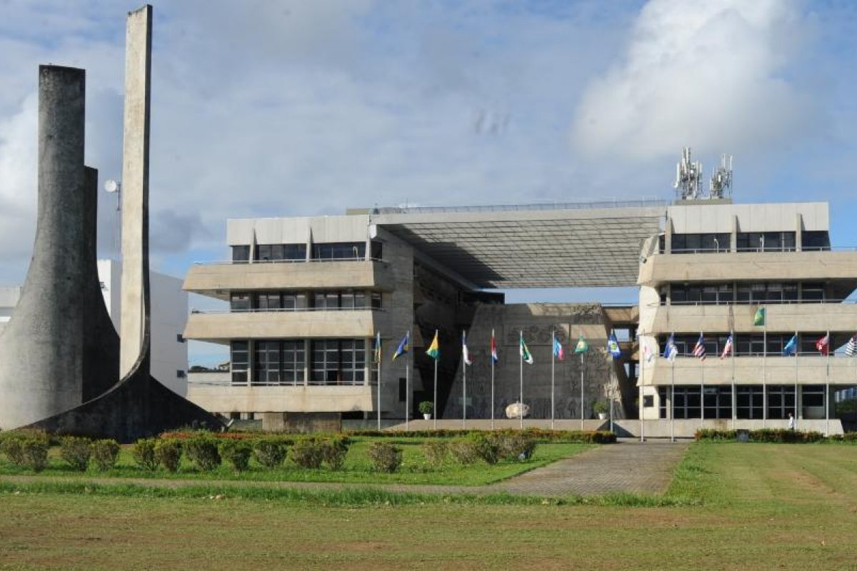 Sessão para aprovar projeto que libera crédito ao governo é marcada pela AL-BA