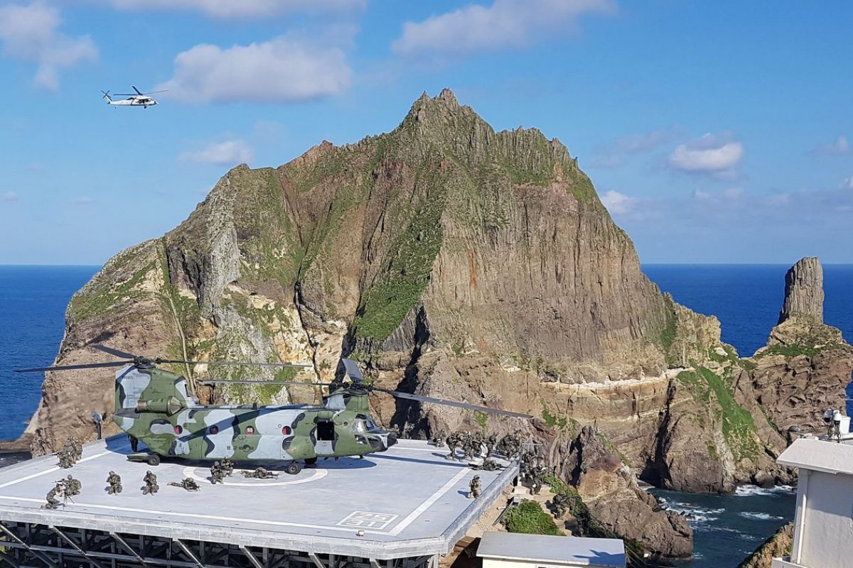 Equipes de resgate encontram helicóptero no mar do Japão