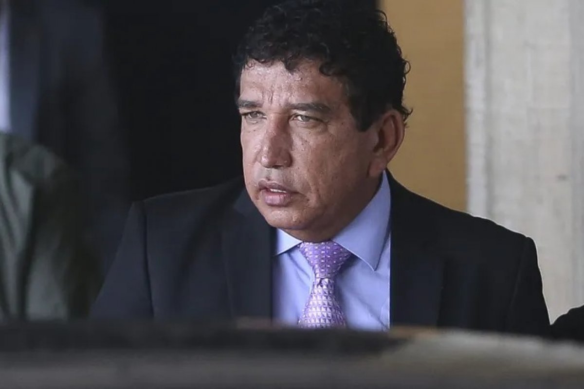 Moraes dá 15 dias para Magno Malta explicar acusações contra Barroso