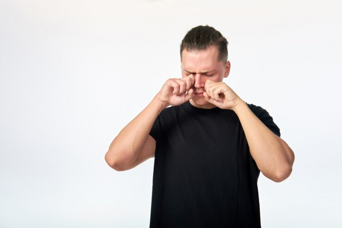 Junho violeta: Mau hábito de coçar os olhos está associado ao desenvolvimento de ceratocone, enfermidade capaz de prejudicar a visão!