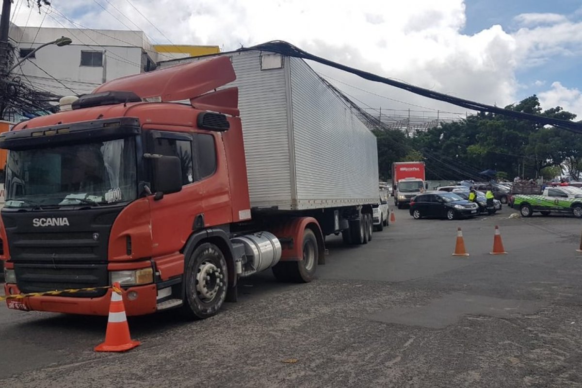 Carreta derruba postes e arrasta fiação em bairro de Salvador