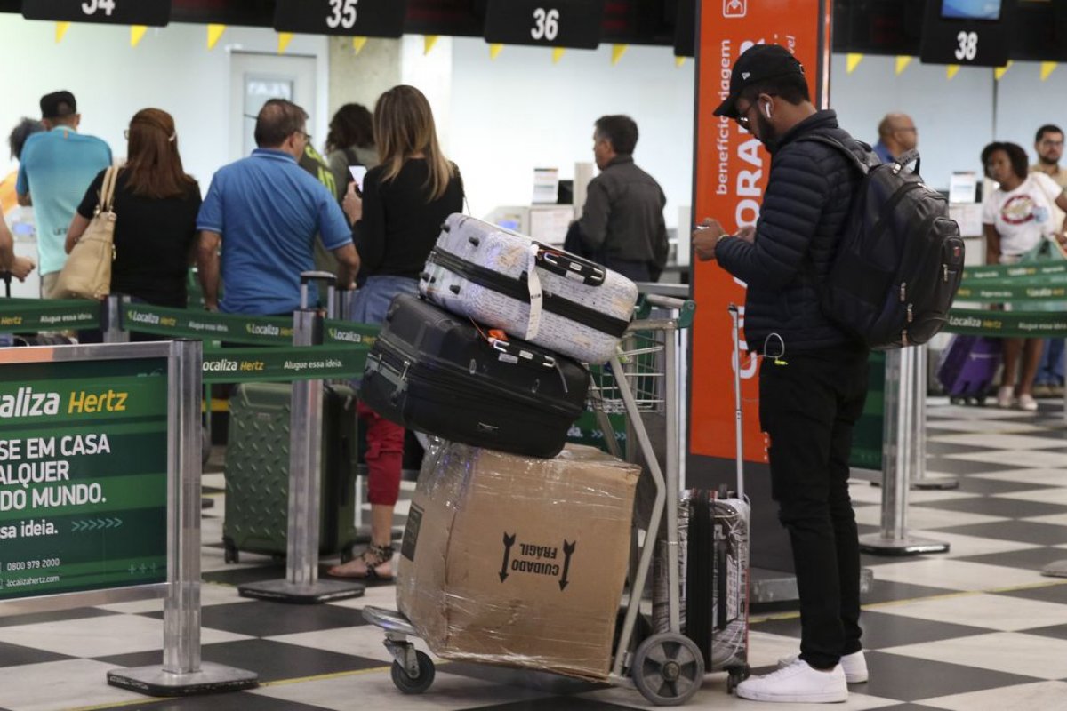 Bolsonaro veta volta do despacho gratuito de bagagens em voos no Brasil