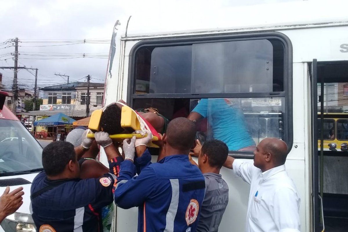 Passageiros ficam feridos após ônibus passar com velocidade por quebra-molas