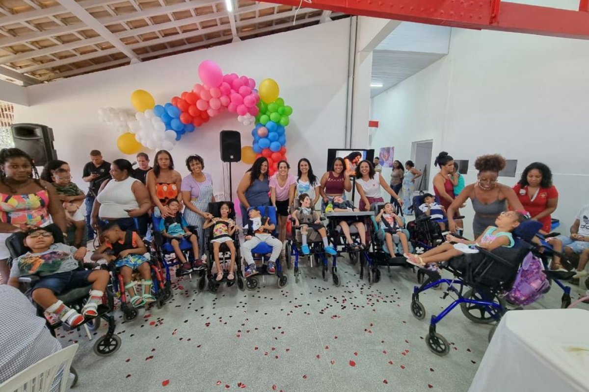 Inclusão e abraço: ONG em Salvador oferece atendimento gratuito para crianças com microcefalia