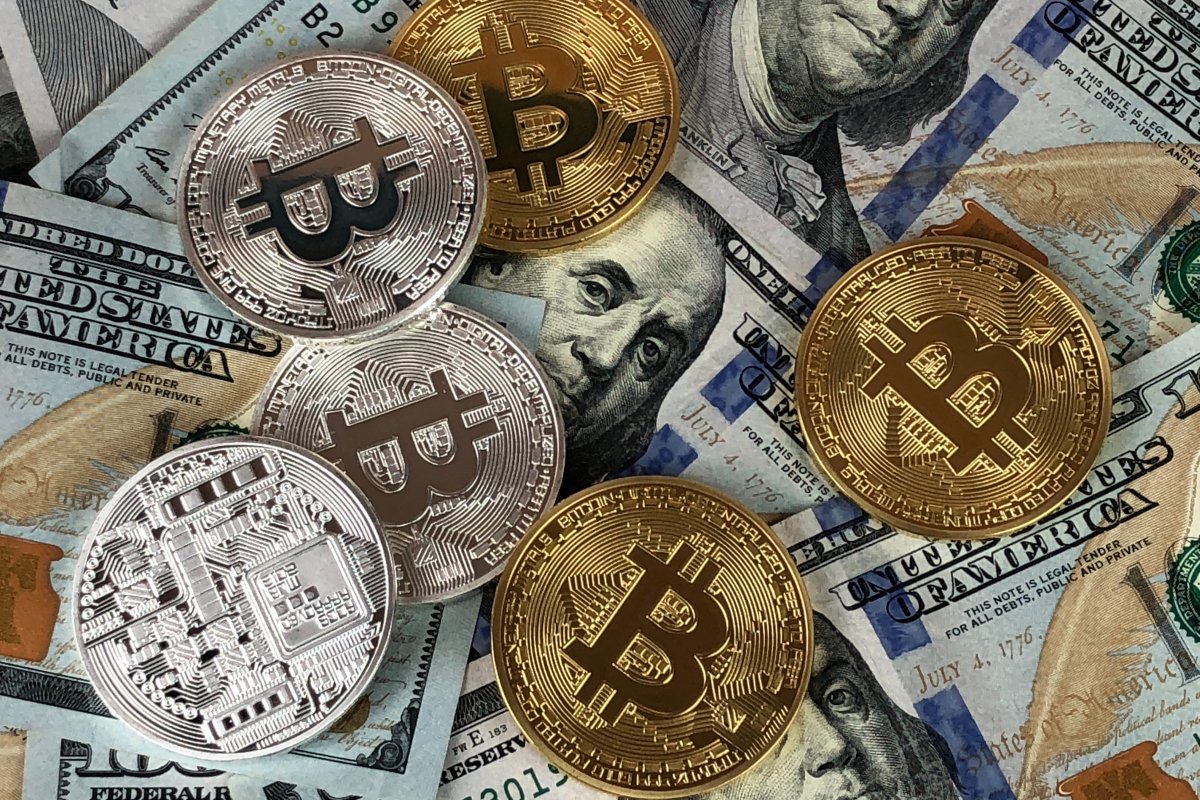 Bitcoin cai para nova mínima de 18 meses, colapso das criptomoedas se aprofunda