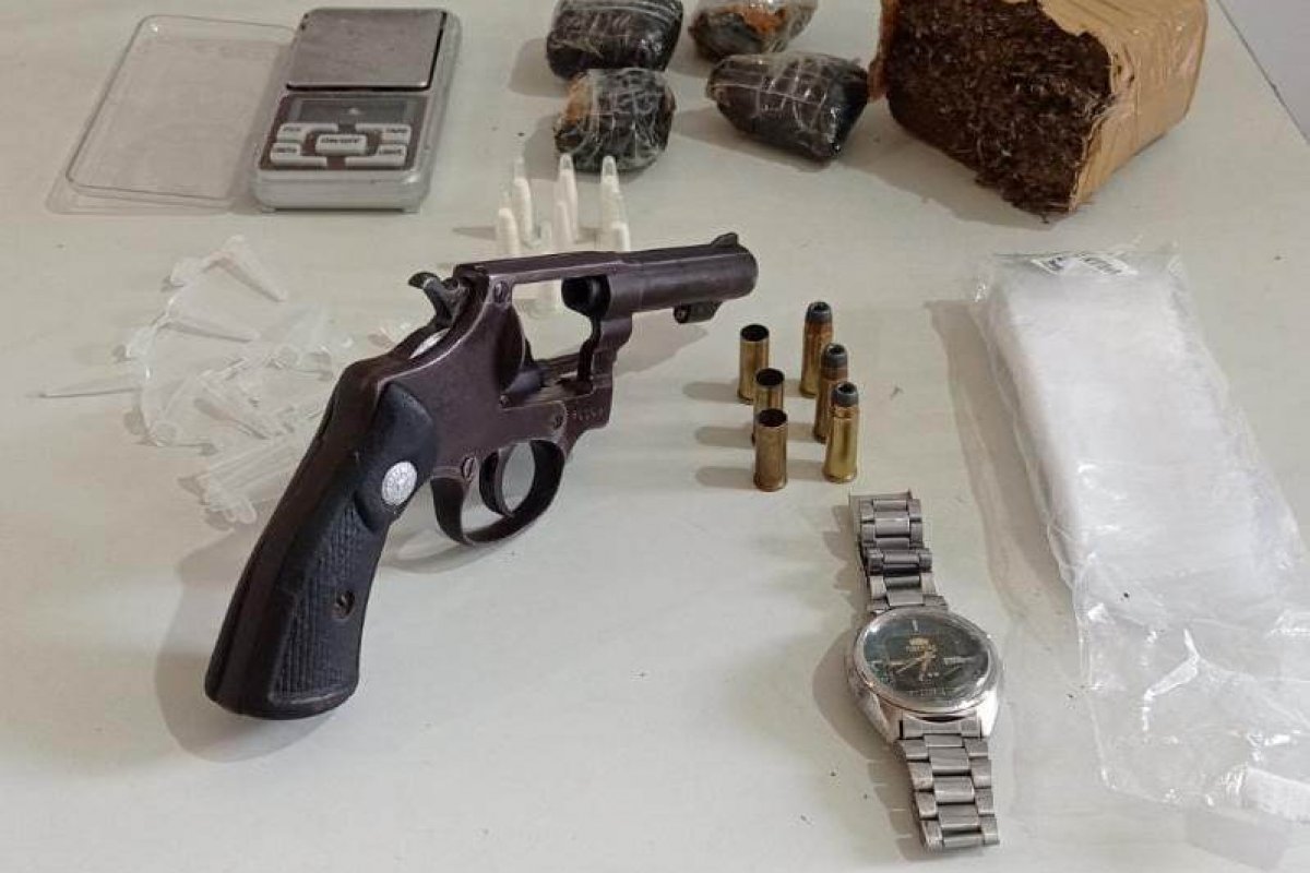 Polícia apreende revólver e drogas em Jitaúna (BA)