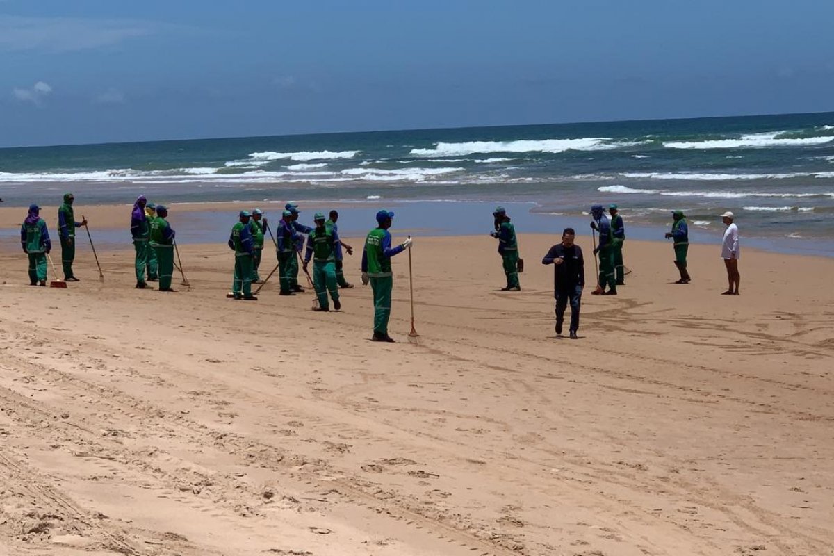 Mais de 108 toneladas de petróleo são retiradas das praias de Salvador
