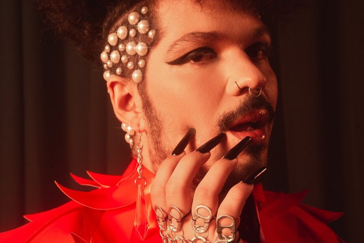 Jáder lança álbum de estreia "QUEM MANDOU CHAMAR???" ressignificando o forró