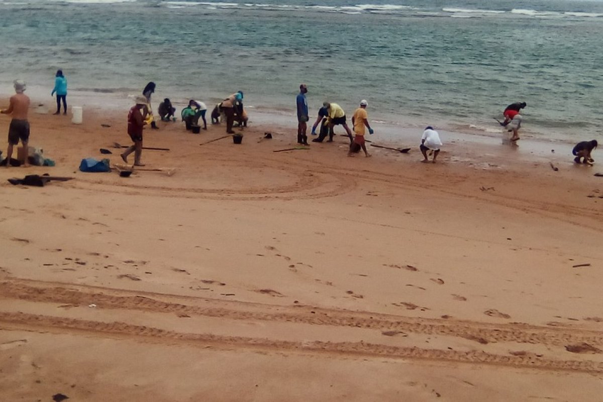 Manchas de óleo atingem piscinas naturais de Taipu de Fora, no sul baiano