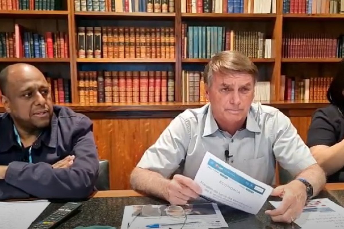 "Quanto mais o povo está sofrendo, mais felizes estão os diretores e o atual presidente da Petrobras", diz Bolsonaro em live