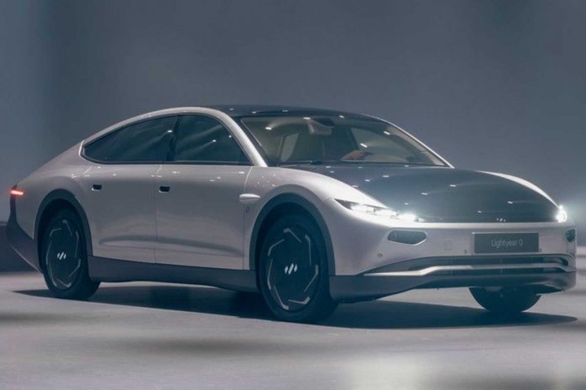 Conheça o sedã elétrico Lightyear que usa sistema de recarga solar