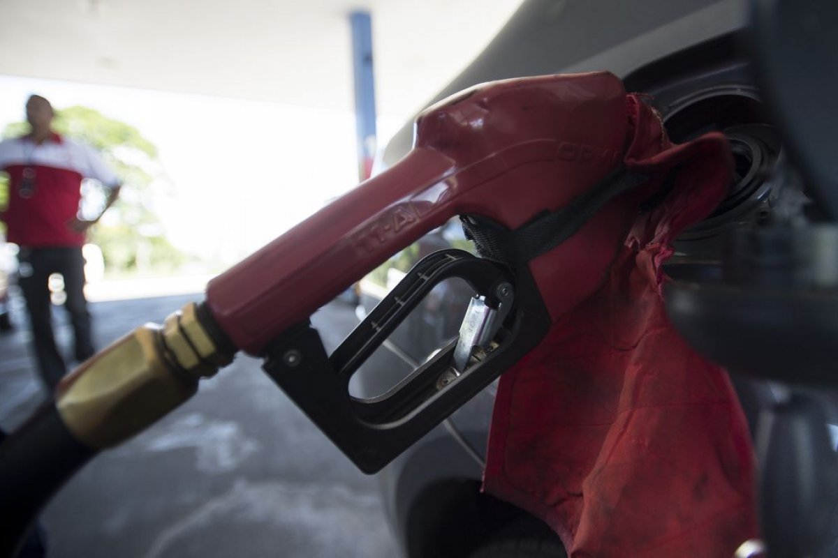 Com novo aumento, litro da gasolina fica ao menos 20 centavos mais cara