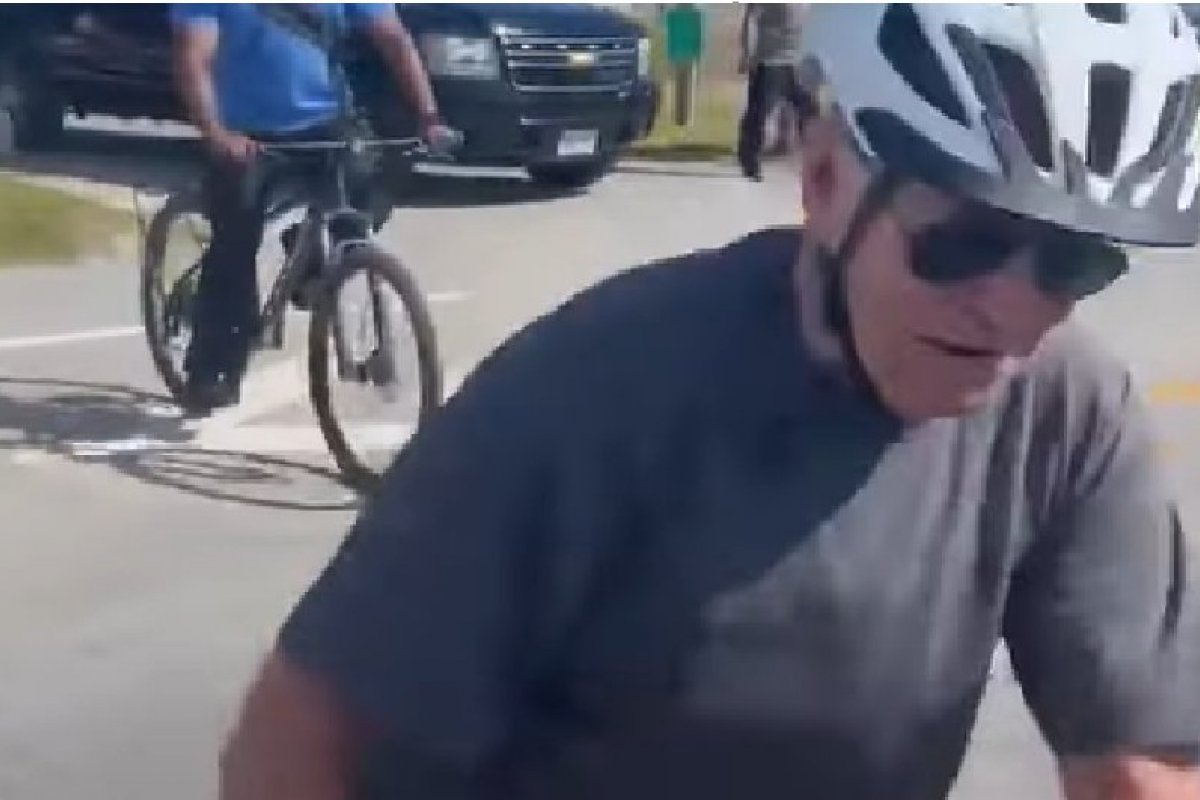 Vídeo: Biden cai de bicicleta ao parar para conversar com apoiadores em Delaware