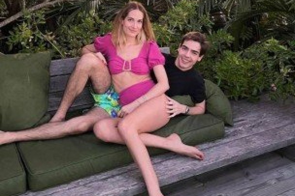 Filho de Faustão curte a Bahia com a namorada!