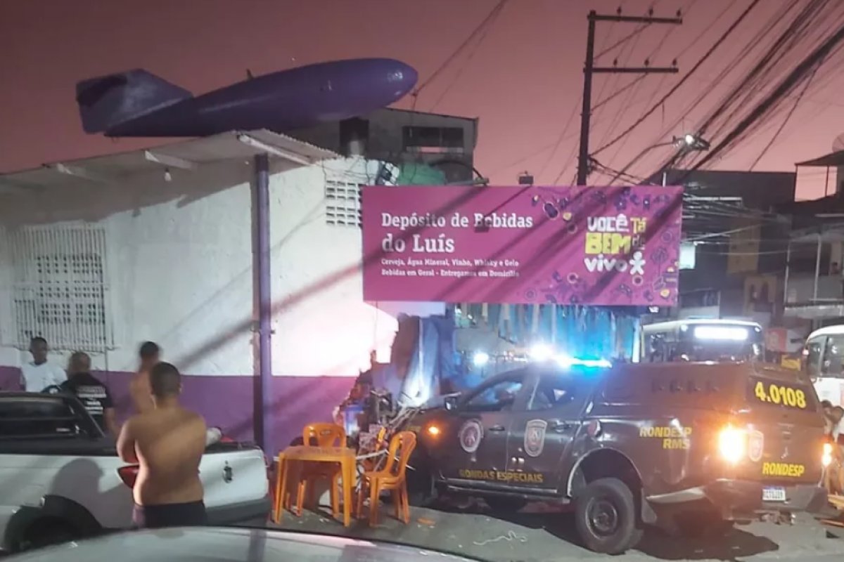 Viatura da Rondesp atinge bar após motorista perder controle em Paripe