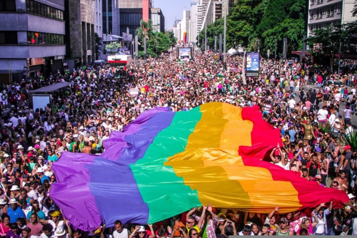 Parada LGBTQIA+ acontece neste domingo (19) na Avenida Paulista; veja programação