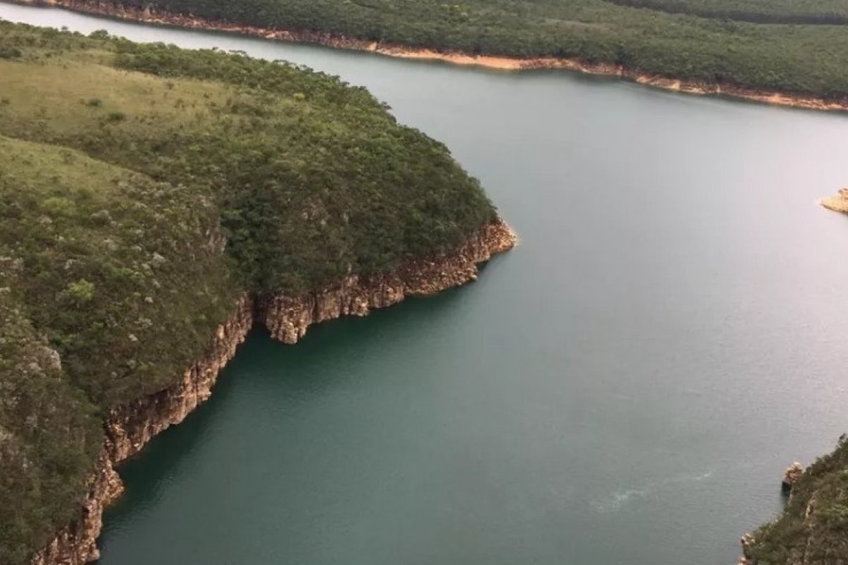 Duas pessoas morrem após lancha virar no Lago de Furnas, em Capitólio