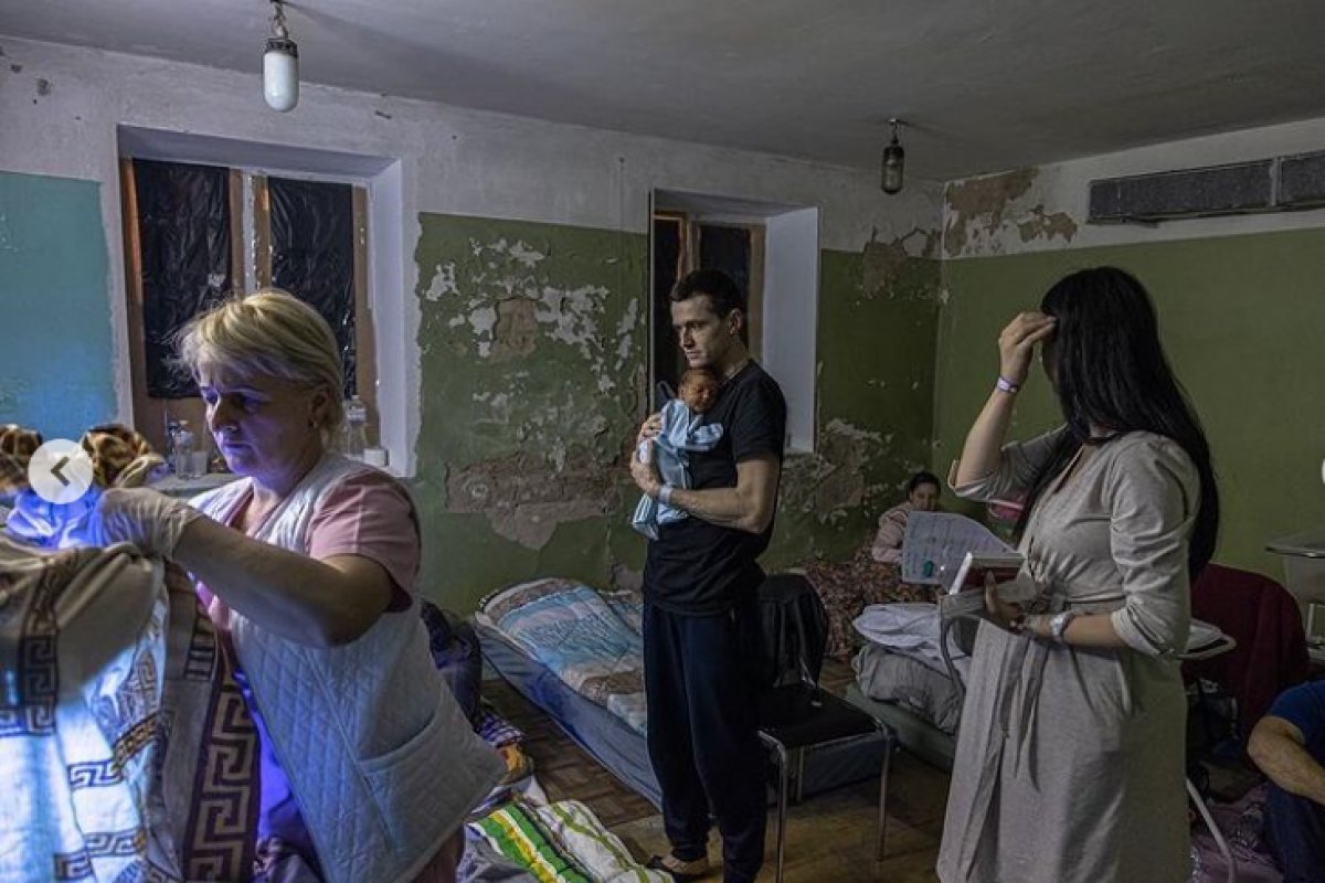 Zelensky compartilha foto de famílias na guerra durante Dia dos Pais na Ucrânia