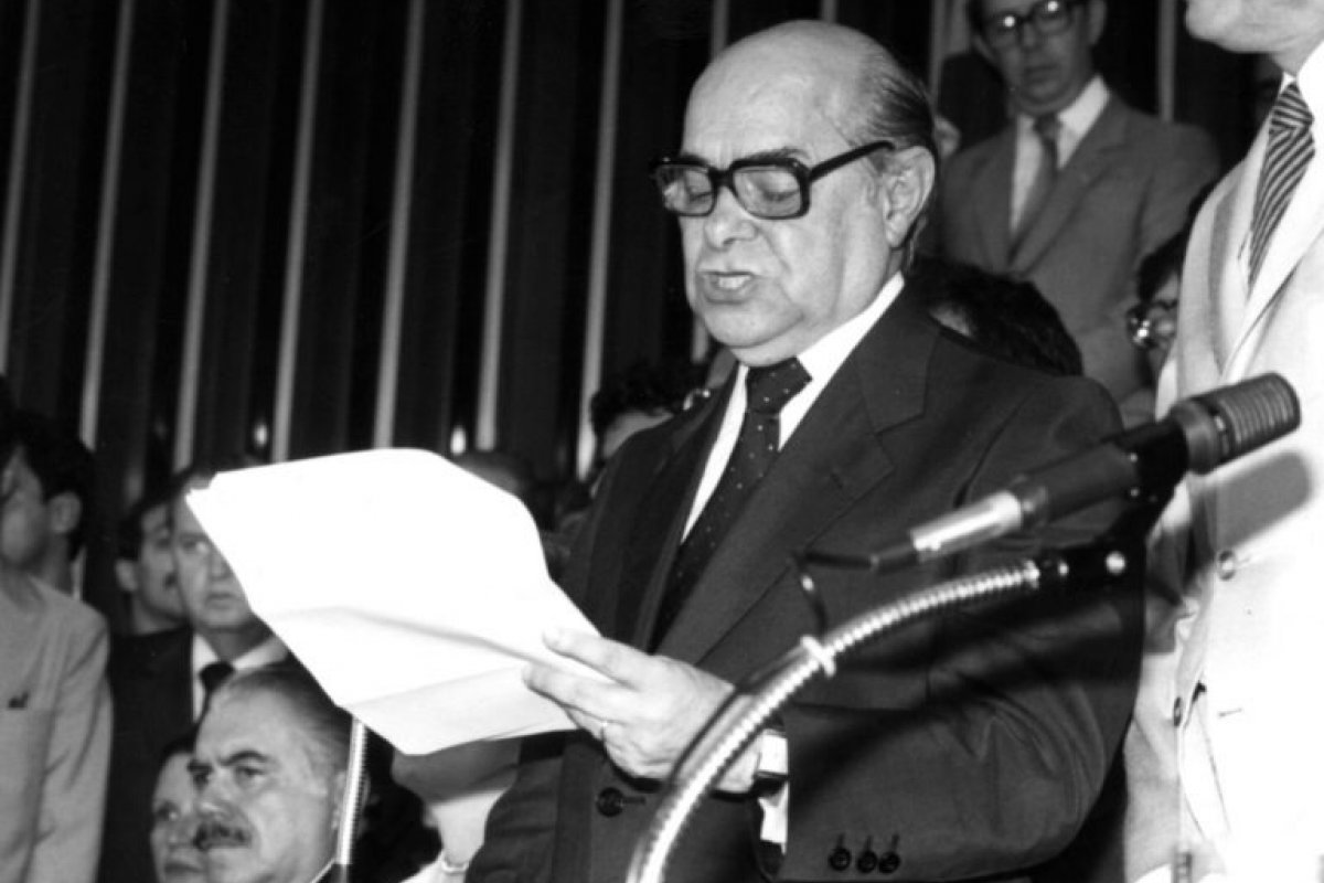 Bolsonaro sanciona lei que declara Tancredo Neves patrono da redemocratização