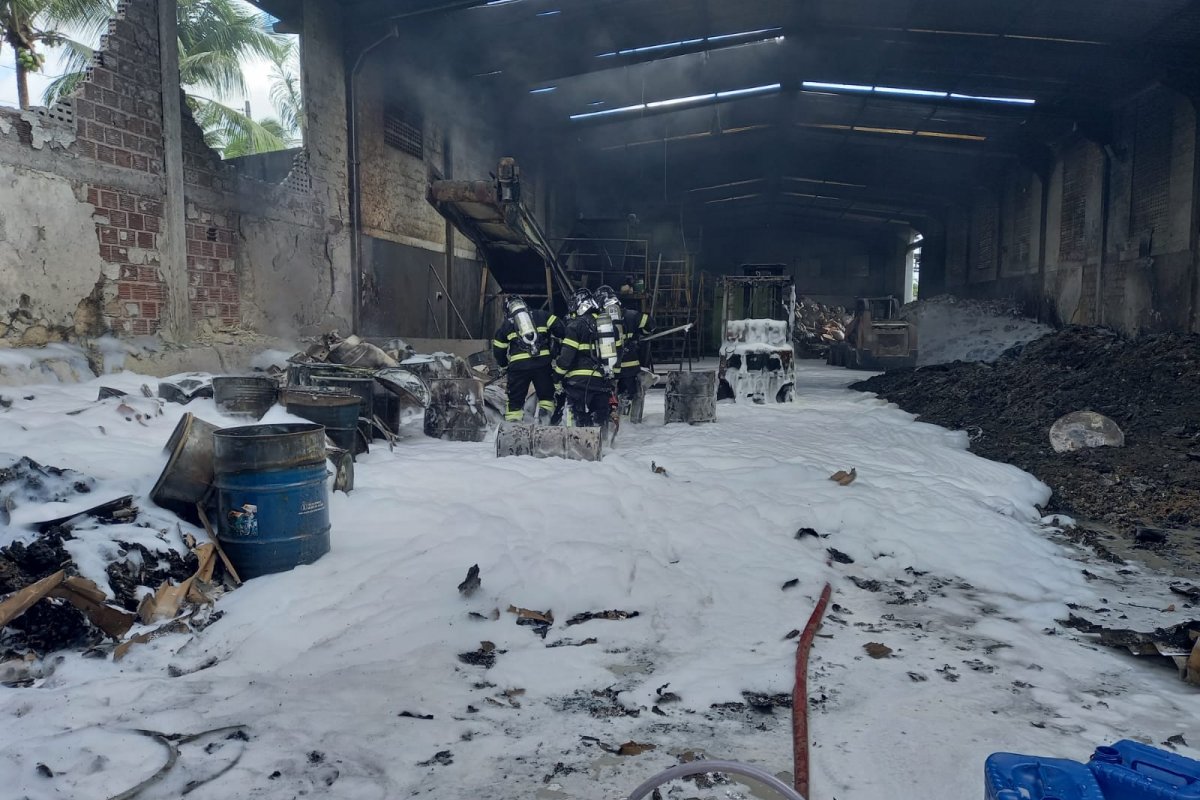 Vídeo: bombeiros contém incêndio em galpão de Simões Filho (BA)