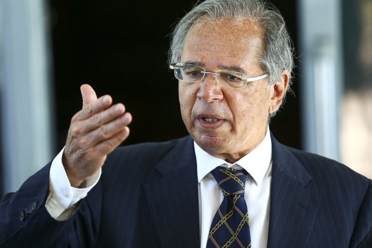 Guedes diz que BNDES "aplicou uma rasteira" no governo e cobra devolução de recursos