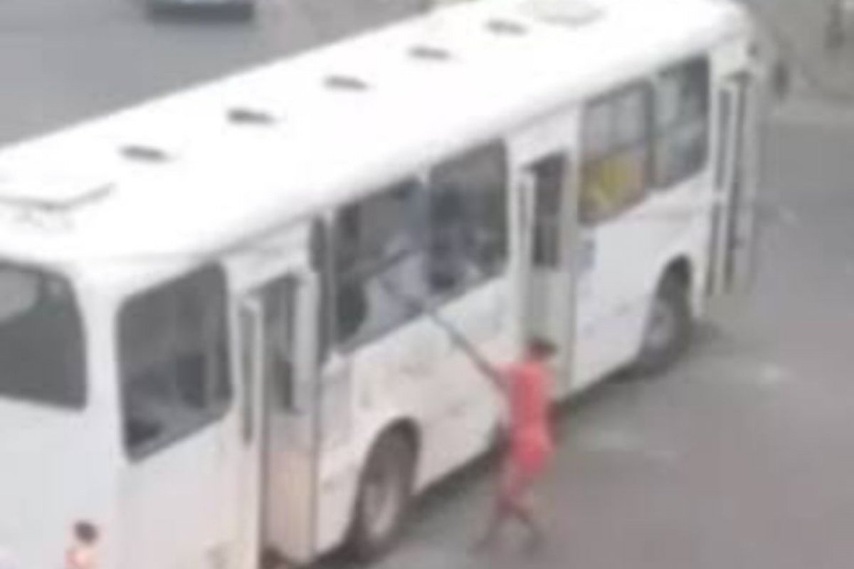 Dois ônibus são alvos de vandalismo em Salvador e RMS 