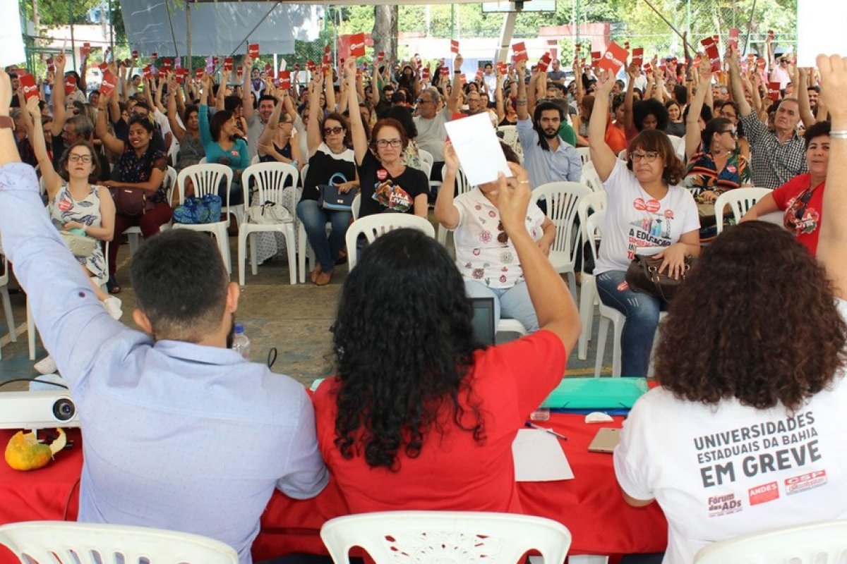 Após dois meses, professores da Uneb decidem manter greve