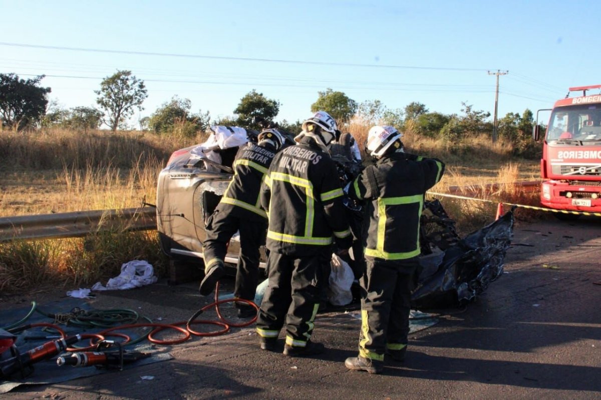 Sargento é resgatado por bombeiros em acidente na BR-242