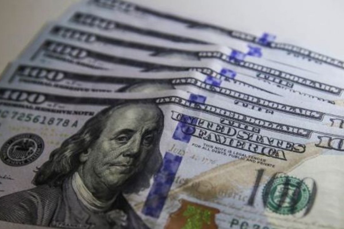 Dólar dispara 8,4% em junho e deixa combustível e alimentos ainda mais caros