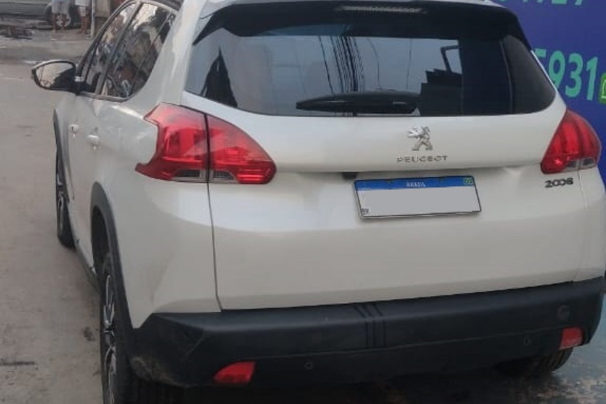 Carro roubado é recuperado pela PM no bairro da Caixa d'Água, em Salvador