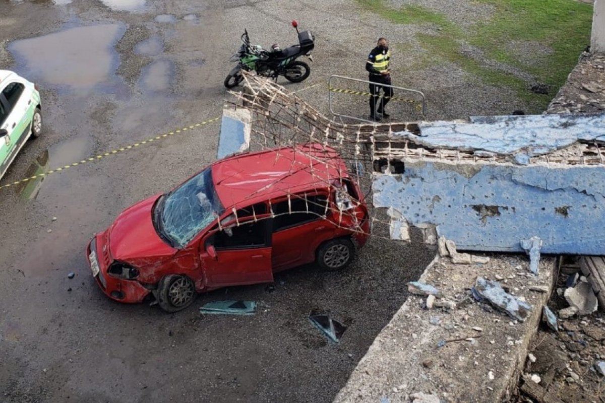 Carro cai de viaduto na Avenida Presidente Castelo Branco, em Salvador