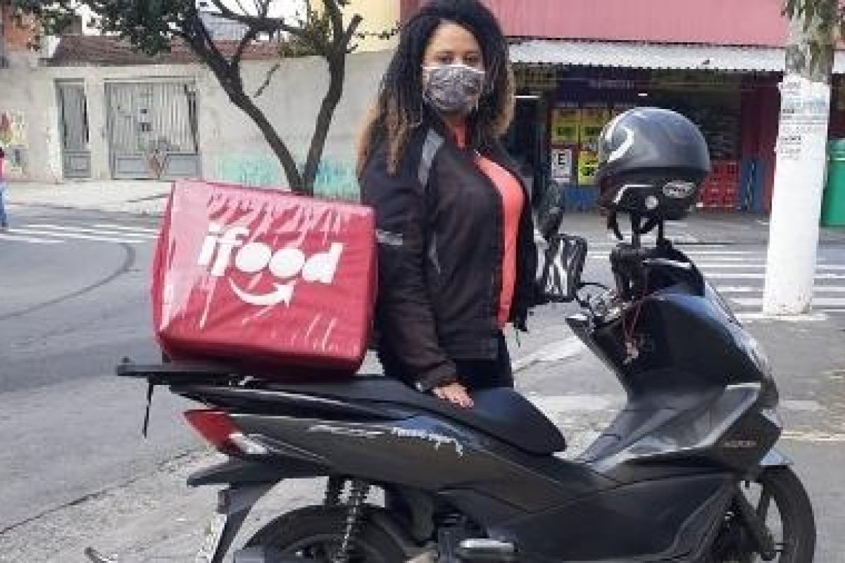 iFood disponibiliza 200 bolsas de estudo em tecnologia para mulheres e entregadores