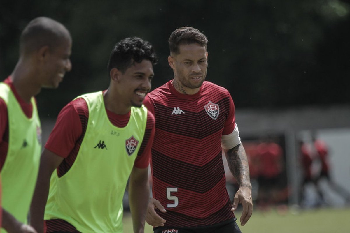 Para seguir longe do Z-4, Vitória encara Figueirense em confronto direto pela parte de baixo da tabela